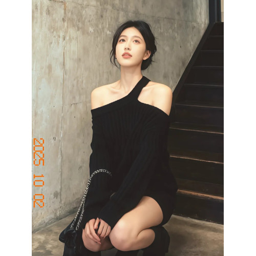 復古高級感黑色掛脖斜肩毛衣女秋冬純欲慵懶風一字肩露肩針織上衣 復古高級感黑色掛脖斜肩毛衣女秋冬純欲慵懶風一字肩露肩針織上衣