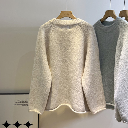 新款簡約卷邊圓領套頭毛衣女秋冬慵懶風寬松軟糯高級感針織上衣