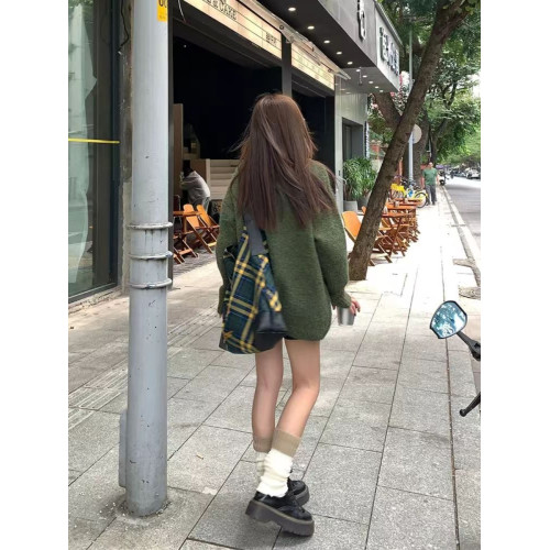 純色港風綠色毛衣女冬季2024新款慵懶風軟糯設計感針織衫套頭上衣