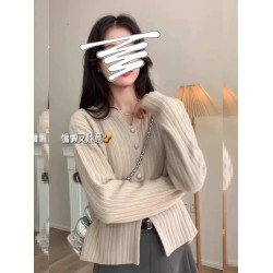 燕麥色v領正肩毛衣女士冬季新款小個子開叉秋春針織衫內搭打底衫