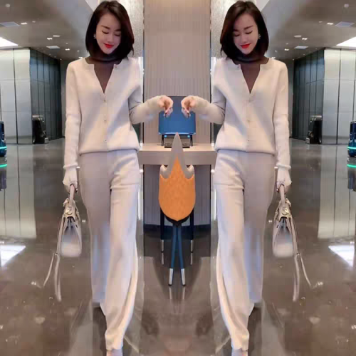 顯瘦不臃腫!高級感高領堆堆領假兩件竪坑條針織打底衫長60胸110 顯瘦不臃腫!高級感高領堆堆領假兩件竪坑條針織打底衫長60胸110