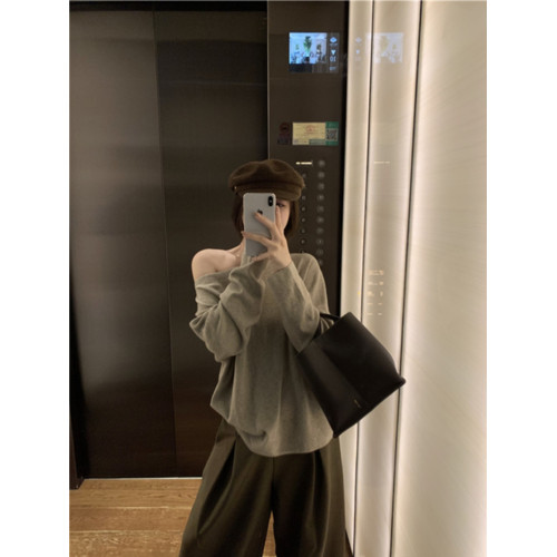 寬松慵懶高級感斜肩毛衣女秋冬款穿搭軟糯松弛感蝙蝠袖一字肩上衣