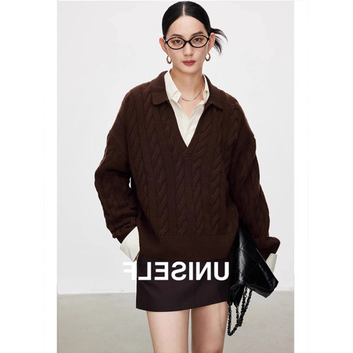 老錢風翻領咖色毛衣女曡穿上衣冬季設計感麻花低V領針織套頭內搭