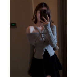 法式一字肩灰色掛脖毛衣女款2025新款秋冬季修身露肩短款針織上衣