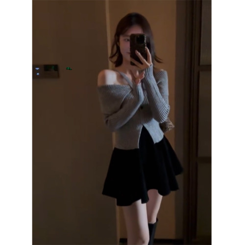 法式一字肩灰色掛脖毛衣女款2025新款秋冬季修身露肩短款針織上衣