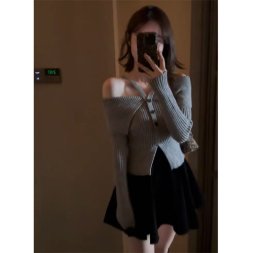 法式一字肩灰色掛脖毛衣女款2025新款秋冬季修身露肩短款針織上衣