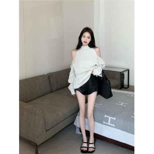 大碼慵嬾風黑色鏤空露肩套頭毛衣女春秋寬鬆中長款掛脖針織衫上衣