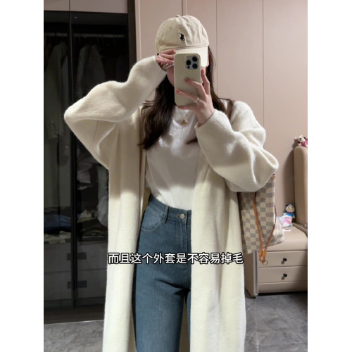 白色中長款浣熊絨毛衣外套女秋冬季加厚針織開衫外搭外穿羊絨大衣 白色中長款浣熊絨毛衣外套女秋冬季加厚針織開衫外搭外穿羊絨大衣