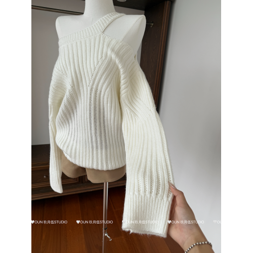 玖月伍 巨好看掛脖斜肩設計感寬松毛衣慵懶感外穿坑條針織衫上衣