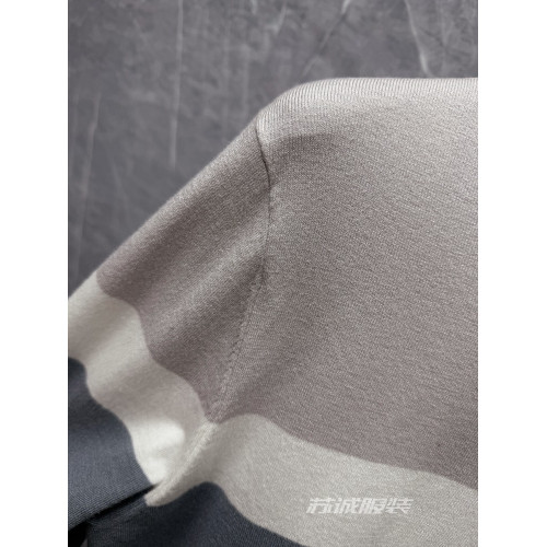 H餘單剪標拼色刺綉花胸標柔軟條紋長袖圓領毛衣毛衫針織衫春秋男