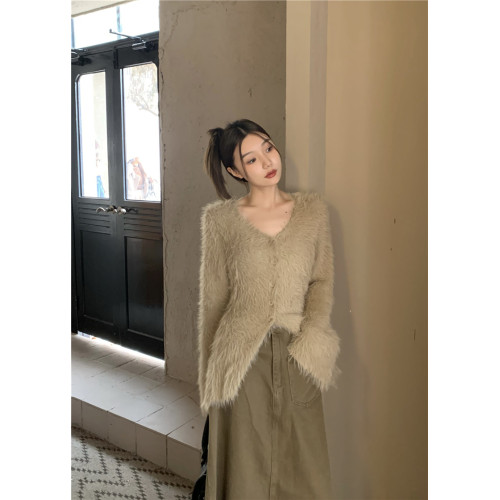 甜辣羽穗~奶咖色春裝設計感V領紐釦仿貂毛長袖毛衣外套女羊絨上衣 甜辣羽穗~奶咖色春裝設計感V領紐釦仿貂毛長袖毛衣外套女羊絨上衣