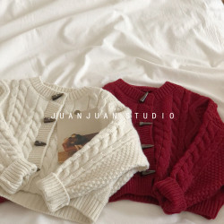 復古短款麻花毛衣開衫女厚2023秋冬新年酒紅寬松牛角釦針織衫外套