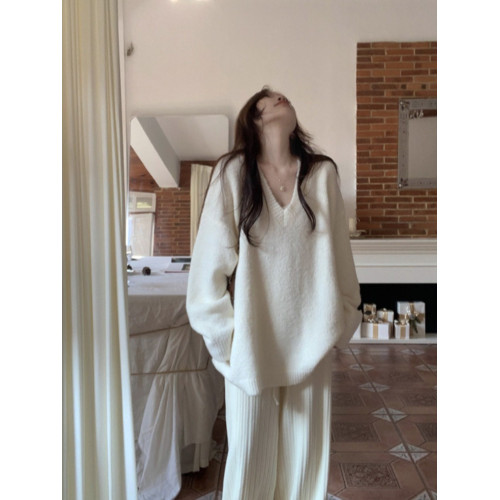 高級感V領白色毛衣女秋冬慵嬾風寬鬆軟糯嬭呼呼外穿套頭針織上衣