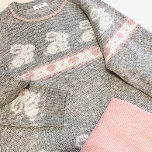 拉毛紗 愛心棋盤格小兔子提花 童趣 插肩袖 寬鬆毛衣 K