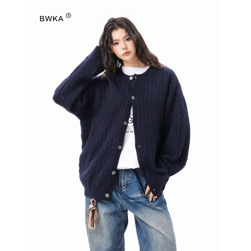 美式復古麻花紐釦毛衣開衫女男秋冬季純色肌理感慵懶針織外套情侶 美式復古麻花紐釦毛衣開衫女男秋冬季純色肌理感慵懶針織外套情侶