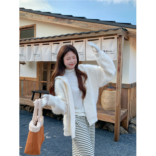 2025冬季高級感米杏色綿羊絨連帽拉鍊針織開衫女慵懶軟糯保暖毛衣 2025冬季高級感米杏色綿羊絨連帽拉鍊針織開衫女慵懶軟糯保暖毛衣