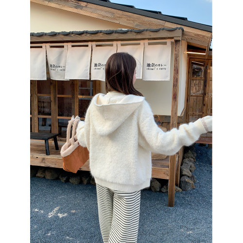 2025冬季高級感米杏色綿羊絨連帽拉鍊針織開衫女慵懶軟糯保暖毛衣 2025冬季高級感米杏色綿羊絨連帽拉鍊針織開衫女慵懶軟糯保暖毛衣