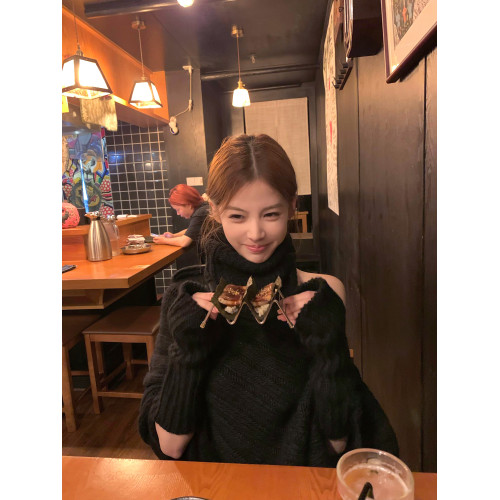 韓系純欲高領毛衣女秋冬新款設計感不規則慵懶風露肩氣質針織上衣 韓系純欲高領毛衣女秋冬新款設計感不規則慵懶風露肩氣質針織上衣