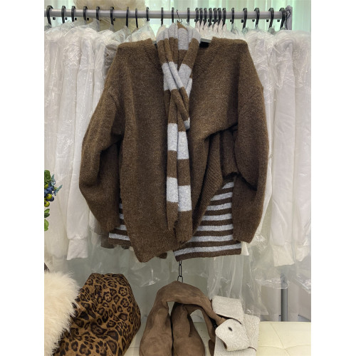 韓系新款小個子慵懶套裝女時尚寬松V領毛衣+條紋針織短褲配圍脖潮 韓系新款小個子慵懶套裝女時尚寬松V領毛衣+條紋針織短褲配圍脖潮