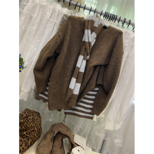 韓系新款小個子慵懶套裝女時尚寬松V領毛衣+條紋針織短褲配圍脖潮 韓系新款小個子慵懶套裝女時尚寬松V領毛衣+條紋針織短褲配圍脖潮