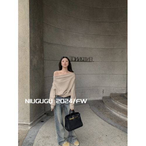 NIUGUGU 法式斜領露肩長袖針織衫女2025秋氣質軟糯簡約套頭毛衣