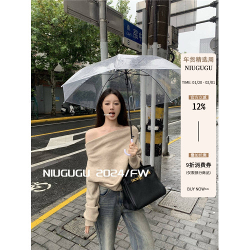 NIUGUGU 法式斜領露肩長袖針織衫女2025秋氣質軟糯簡約套頭毛衣