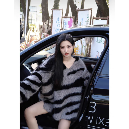 斑馬紋V領毛衣女秋冬季加厚高級設計感小衆軟糯別致絕美毛絨上衣