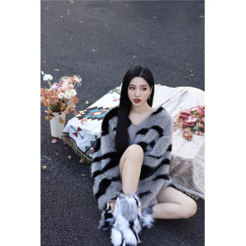 斑馬紋V領毛衣女秋冬季加厚高級設計感小衆軟糯別致絕美毛絨上衣