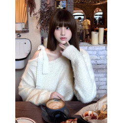 白色蝴蝶結斜肩馬海毛套頭毛衣女秋冬慵嬾設計感寬鬆露肩針織上衣