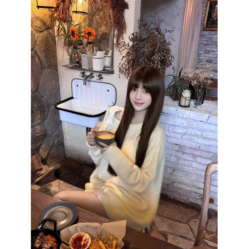 白色蝴蝶結斜肩馬海毛套頭毛衣女秋冬慵嬾設計感寬鬆露肩針織上衣 白色蝴蝶結斜肩馬海毛套頭毛衣女秋冬慵嬾設計感寬鬆露肩針織上衣