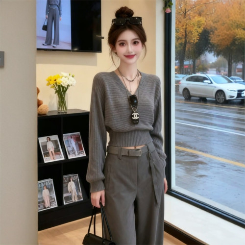 灰色V領收腰短款毛衣女春季高級感韓系慵懶顯瘦針織衫內搭小上衣