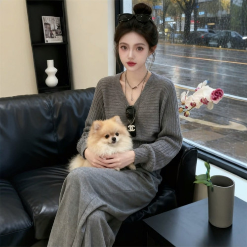灰色V領收腰短款毛衣女春季高級感韓系慵懶顯瘦針織衫內搭小上衣