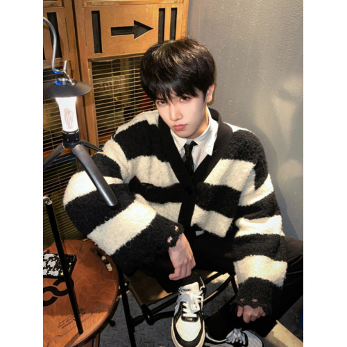 撞色條紋毛衣男冬季日系復古仿貂毛慵懶針織衫高級感軟糯開衫外套 撞色條紋毛衣男冬季日系復古仿貂毛慵懶針織衫高級感軟糯開衫外套