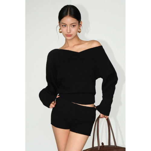 NEVA HU 交叉不規則V領露肩毛衣女寬鬆設計感長袖百搭套頭針織衫