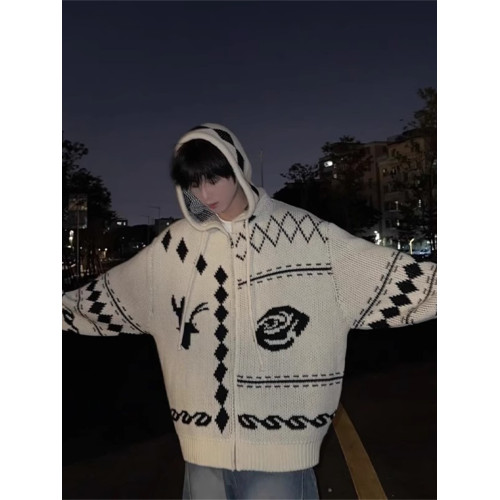 韓系菱形格毛衣男潮牌秋冬氛圍感穿搭慵懶風連帽情侶針織開衫外套 韓系菱形格毛衣男潮牌秋冬氛圍感穿搭慵懶風連帽情侶針織開衫外套