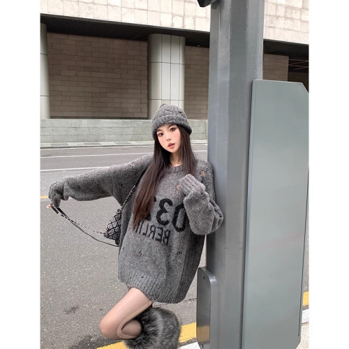 韓系寬松復古破洞灰色毛衣女秋冬設計感圓領字母針織衫中長款上衣