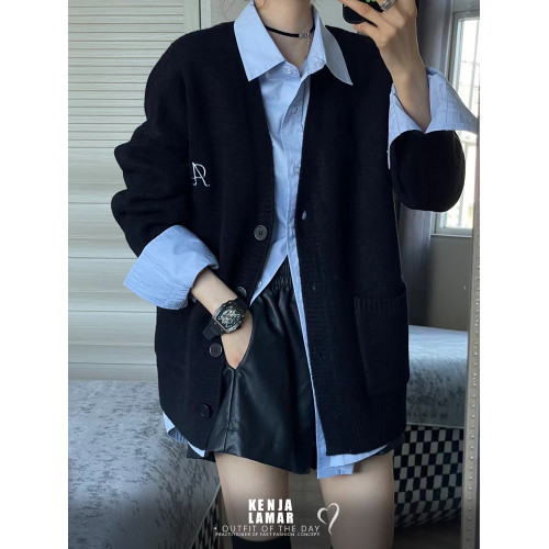 2024春款慵懶寬松毛衣針織開衫女氣質顯瘦曡穿襯衫皮短褲三件套裝