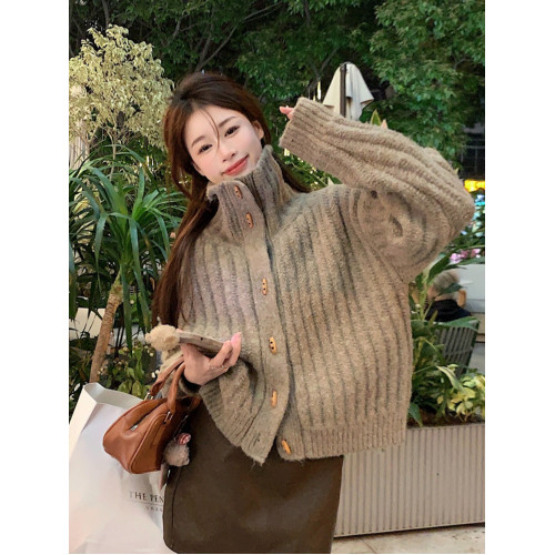 復古牛角釦軟糯坑條高領毛衣外套女秋冬冬加厚寬松慵懶風針織開衫 復古牛角釦軟糯坑條高領毛衣外套女秋冬冬加厚寬松慵懶風針織開衫