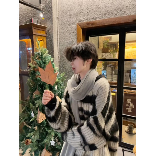 美式黑白條紋馬海毛毛衣男款秋冬慵懶風松弛感穿搭情侶針織衫外套 美式黑白條紋馬海毛毛衣男款秋冬慵懶風松弛感穿搭情侶針織衫外套