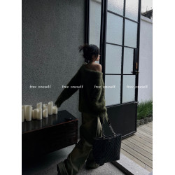 free oneself小衆設計感黑綠拼色慵懶風破壞感寬松露肩馬海毛衣女
