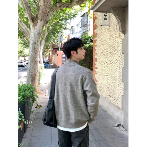 25FW 日式半高領紐釦開衫毛衣男秋冬季簡約休閒長袖針織線衣外套 25FW 日式半高領紐釦開衫毛衣男秋冬季簡約休閒長袖針織線衣外套