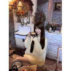 白色蝴蝶結斜肩馬海毛套頭毛衣女秋冬慵懶設計感寬松露肩針織上衣