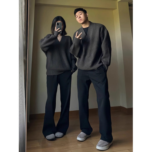 情侶套頭v領毛衣男春秋慵懶松弛感針織衫外套打底黑色內搭高級感 情侶套頭v領毛衣男春秋慵懶松弛感針織衫外套打底黑色內搭高級感