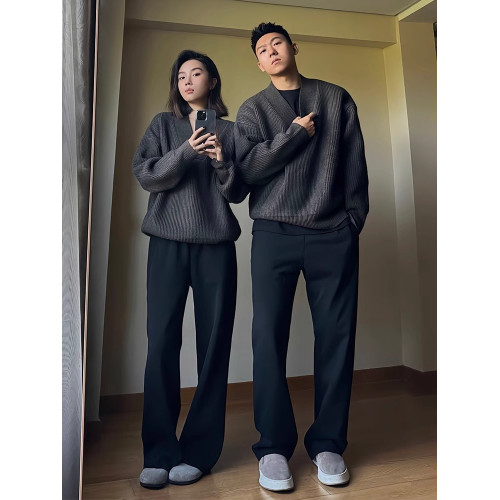 情侶套頭v領毛衣男春秋慵懶松弛感針織衫外套打底黑色內搭高級感 情侶套頭v領毛衣男春秋慵懶松弛感針織衫外套打底黑色內搭高級感