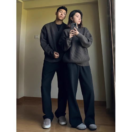 情侶套頭v領毛衣男春秋慵懶松弛感針織衫外套打底黑色內搭高級感 情侶套頭v領毛衣男春秋慵懶松弛感針織衫外套打底黑色內搭高級感