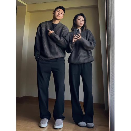 情侶套頭v領毛衣男春秋慵懶松弛感針織衫外套打底黑色內搭高級感 情侶套頭v領毛衣男春秋慵懶松弛感針織衫外套打底黑色內搭高級感