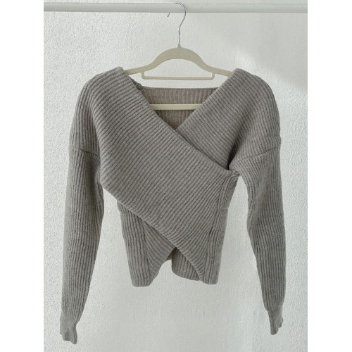 法式一字領交叉露肩針織毛衣女春秋新高級感絕美不規則長袖短上衣 法式一字領交叉露肩針織毛衣女春秋新高級感絕美不規則長袖短上衣