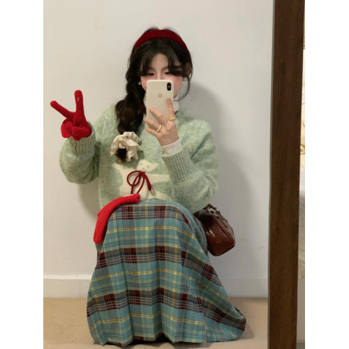 2025年秋冬新款設計感甜美風系帶小熊毛衣女寬松軟糯慵懶針織上衣