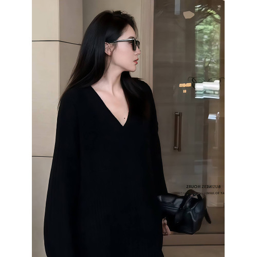 黑色V領獨特漂亮毛衣中長款搭配鯊魚褲的上衣遮屁股洋氣女款秋季