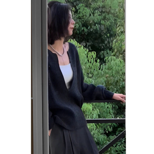 法式復古高級感灰色深v領浣熊絨毛衣女秋冬慵嬾風曡穿針織衫上衣